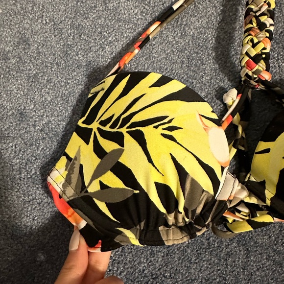 Hollister floral bikini set XS bottom and 34A top - Picture 6 of 10